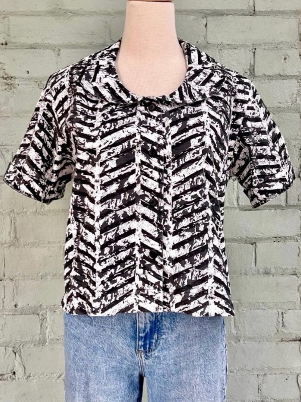 Vintage Black & White Short-Sleeve Chevron Stripe Top